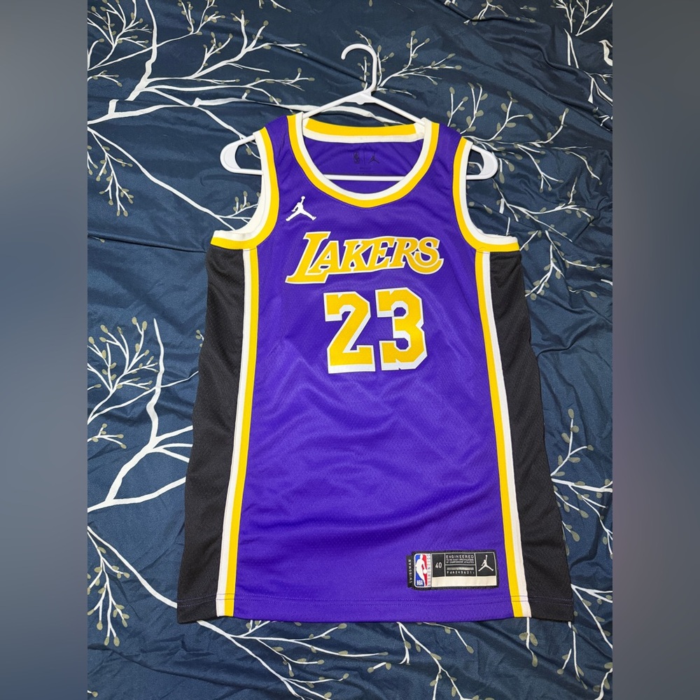 Los Angeles Lakers LeBron James NBA Jersey
Size S
